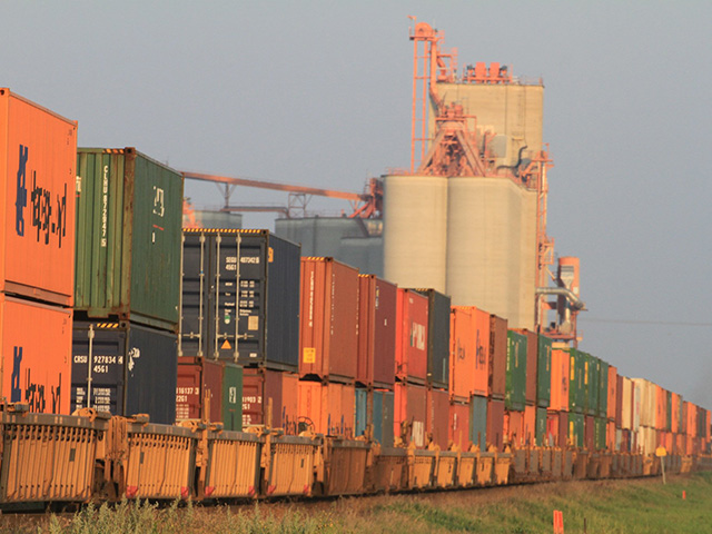 Unifor, a union which represents approximately 4,800 Canadian National Railway Company employees in mechanical, intermodal, clerical and other areas of the company&#039;s business in Canada has been battling with the CN for 6 months over a new contract. (DTN file photo by Elaine Shein)